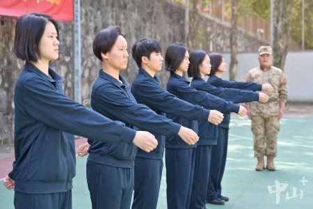 中山召開2025年上半年女兵審批定兵會議，多名新兵光榮入伍